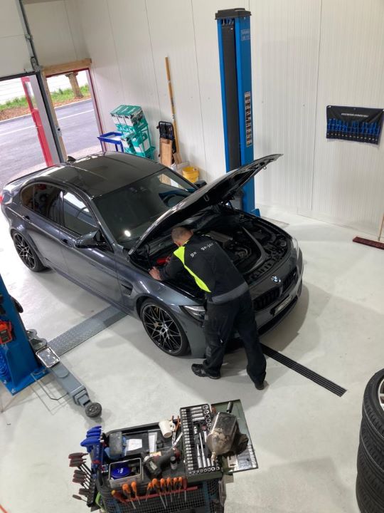 João-Filipe Nogueira bei der Arbeit an einem BMW