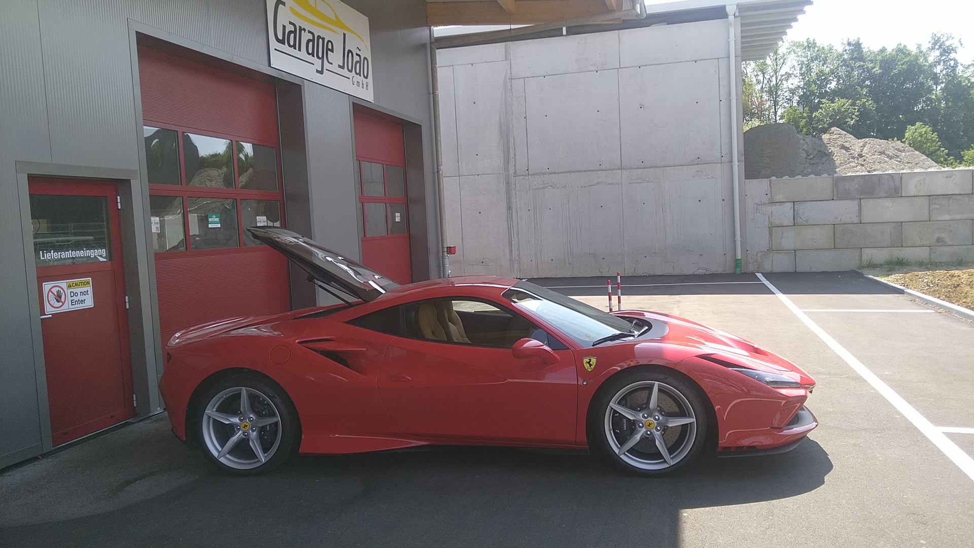Garage João Werkstatt in Sisseln mit Ferrari F8 Tributo