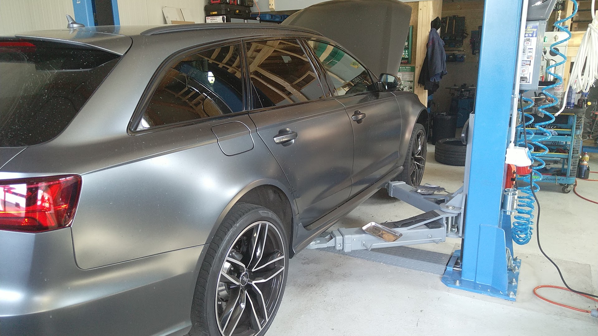 Audi A6 Avant auf der Hebebühne